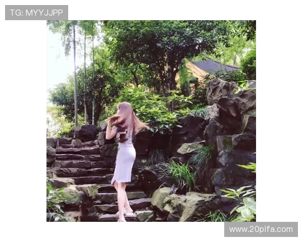 余霜化身足球明星展现魅力与风采引发粉丝热议与追捧