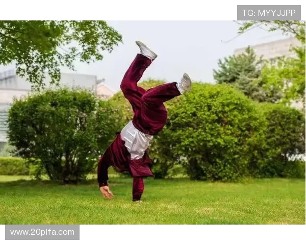 足球巨星的光环与荣耀背后的身份故事与人生旅程 足球巨星的光环与荣耀背后的身份故事与人生旅程