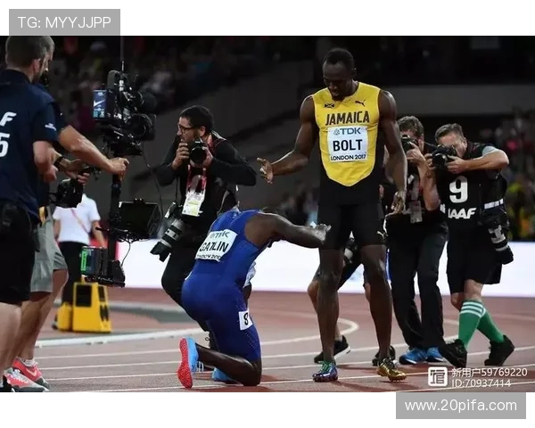 足球明星在赛场上跪下的瞬间展现了对比赛的热爱与敬意 足球明星在赛场上跪下的瞬间展现了对比赛的热爱与敬意