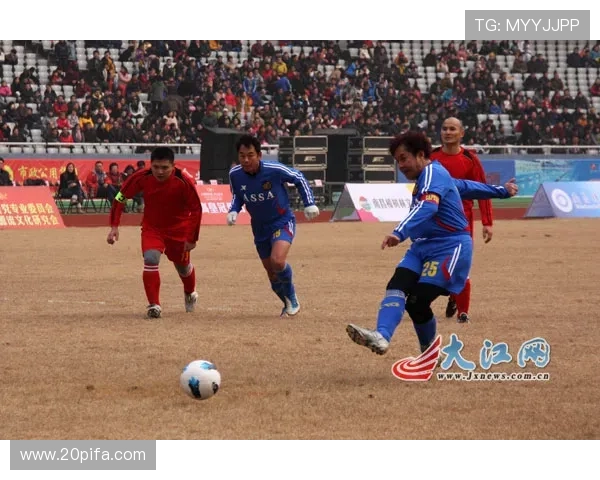 足球明星街头偶遇球迷即兴踢球展现亲民风采与球技魅力 足球明星街头偶遇球迷即兴踢球展现亲民风采与球技魅力